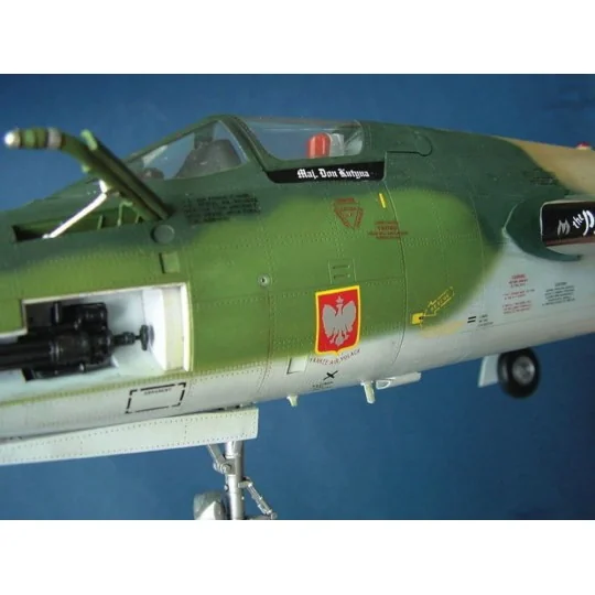 Republic F-105 D Thunderchief, 1/32 - Trumpeter 02201 Republic F-105 D Thunderchief, 1/32 - Trumpeter 02201