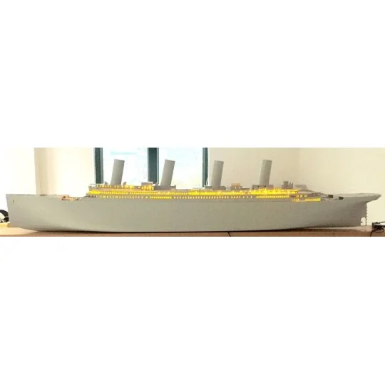 Titanic + LED Lights, 1/200 - Trumpeter 03719