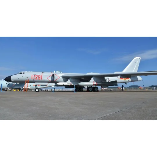 Xian H-6K Stratedgic Bomber, 1/144 - Trumpeter 03930 Xian H-6K Stratedgic Bomber, 1/144 - Trumpeter 03930