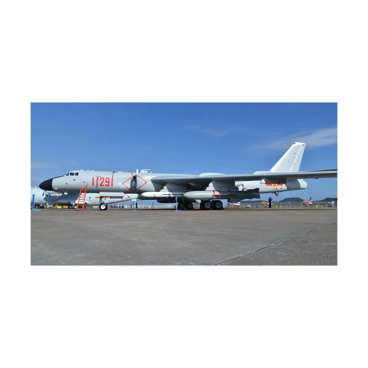 Xian H-6K Stratedgic Bomber - Trumpeter 03930