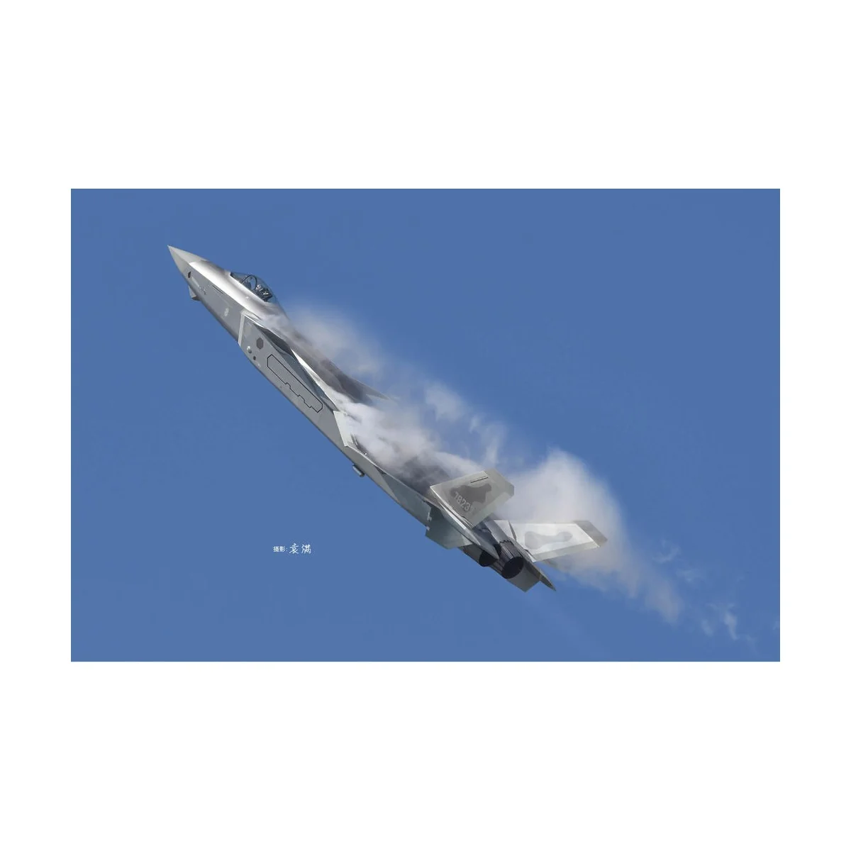 Chinese J-20 Mighty Dragon, 1/48 - Trumpeter 05811 Chinese J-20 Mighty Dragon, 1/48 - Trumpeter 05811