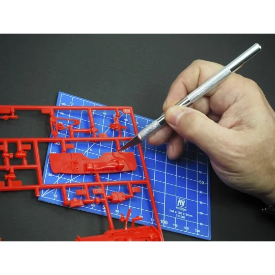 Modeling knife no. 1 with blade no. 11 - Vallejo T06006