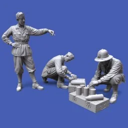 Italian WWII soldiers in North Africa, loading 100/7 100mm artiller...