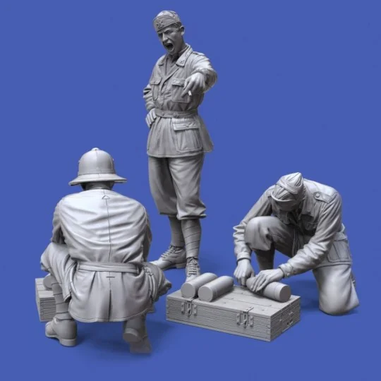 Italian WWII soldiers in North Africa, loading 100/7 100mm artiller... Italian WWII soldiers in North Africa, loading 100/7 100mm artiller...